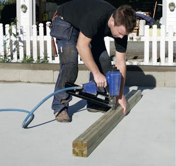 Garage byggsats: Gör i ordning två hörnstolpar Garage byggsats